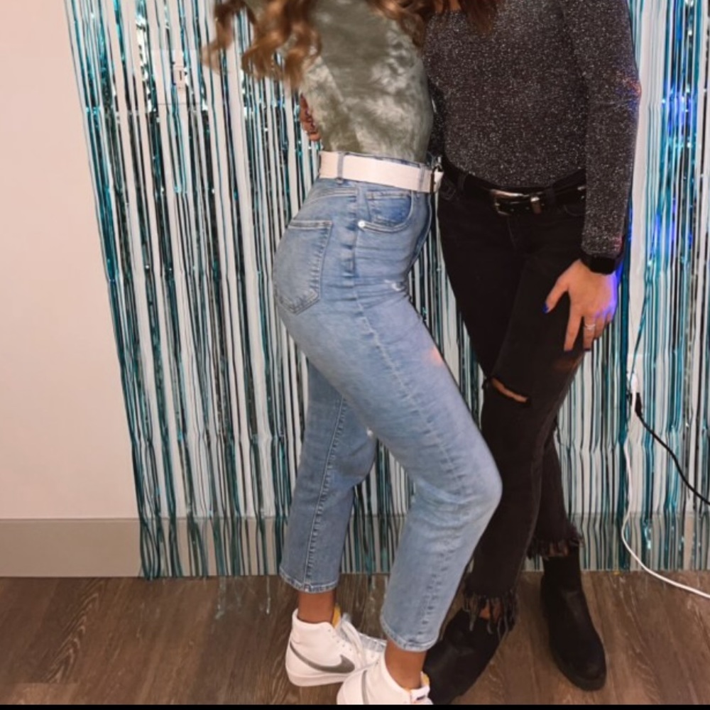 Express ripped mom jeans       Size:2     Used & great condition